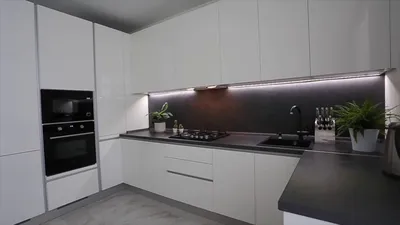 Белая кухня в современном стиле без ручек | House design kitchen, White  modern kitchen, Modern kitchen