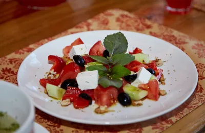 блюда европейской кухни из меню, установка стола Стоковое Изображение -  изображение насчитывающей взорвать, рука: 164461631