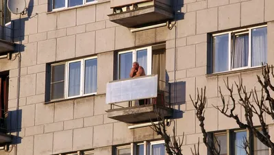 Красивая девушка на балконе Стоковое Фото - изображение насчитывающей небо,  тонкий: 31915016