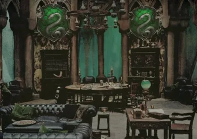 Спальня Слизерина | Slytherin common room, Hogwarts room, Hogwarts bedroom