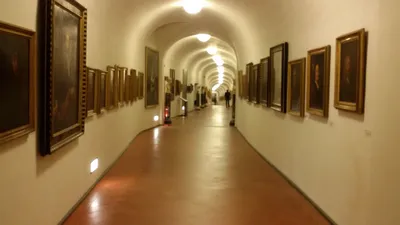 File:Inside view of the Vasari Corridor (corridoio vasariano) in Florence,  Italy (3).jpg - Wikimedia Commons