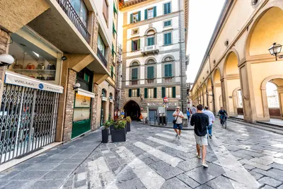 File:Vasari Corridor, seen towards the entrance from the Uffizi.jpg -  Wikimedia Commons