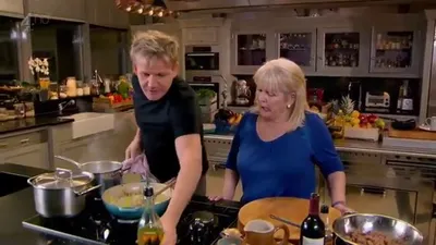 Гордон Рамзи готовит дома / Домашняя кухня Гордона Рамзи / Gordon Ramsay's  Home Cooking 01x01 - YouTube | Гордон рамзи, Полезные обеды, Еда