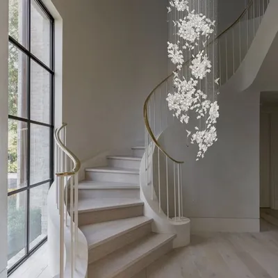 люстра над лестницей в интерьере дома | Contemporary staircase design,  Contemporary staircase, Staircase design