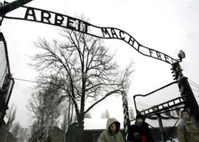 Музею в Освенциме вернули табличку Arbeit macht Frei | Українські Новини