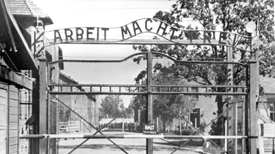 Польская полиция нашла надпись Arbeit macht frei | Українські Новини