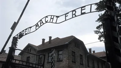 Табличку Arbeit Macht Frei с ворот Освенцима восстановили - ФОКУС