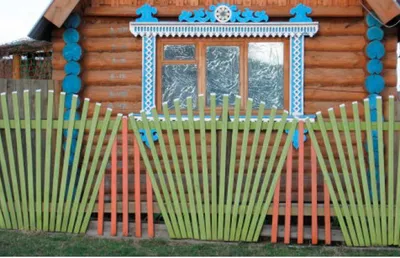 Как украсить забор на даче | Decorative garden fencing, Diy garden fence,  Outdoor gardens