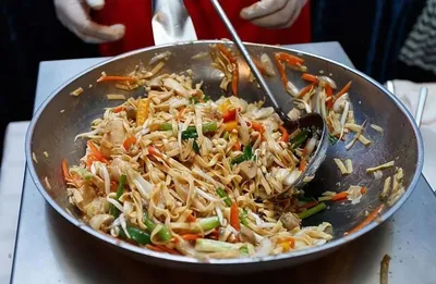 Тайская Кухня Pad Тайский, Обжаривают Лапшу В Стиле Padthai Фотография,  картинки, изображения и сток-фотография без роялти. Image 57251353