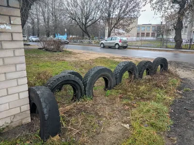 Забор из покрышек и автомобильных шин: вторая жизнь колес