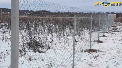 Установка забора из сетки рабицы под ключ по низкой цене в Москве | Лига  Заборов