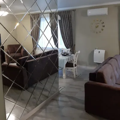 зеркальная стена в гостиной | Mirror wall living room, Living room decor,  Living room mirrors